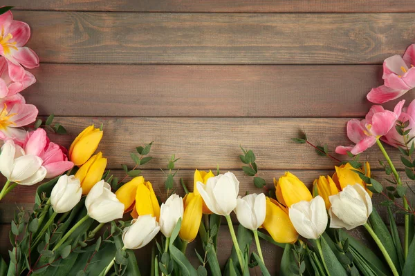 Tulipanes rosados, blancos y amarillos — Foto de Stock