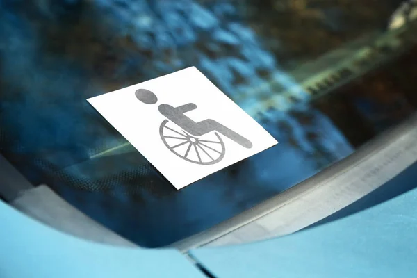 Símbolo de discapacitados en el coche — Foto de Stock