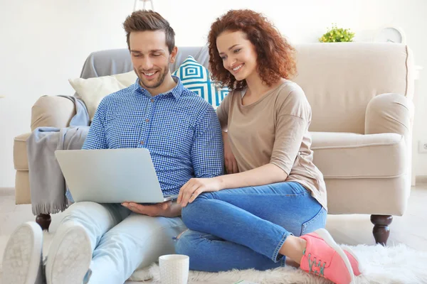 Lyckliga unga par med laptop — Stockfoto