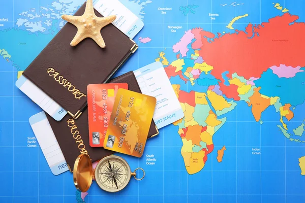 Tarjetas de crédito con pasaportes y billetes — Foto de Stock