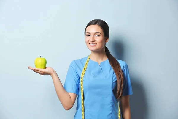 Jonge vrouwelijke voedingsdeskundige — Stockfoto