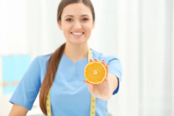 Femme nutritionniste médecin avec des fruits — Photo