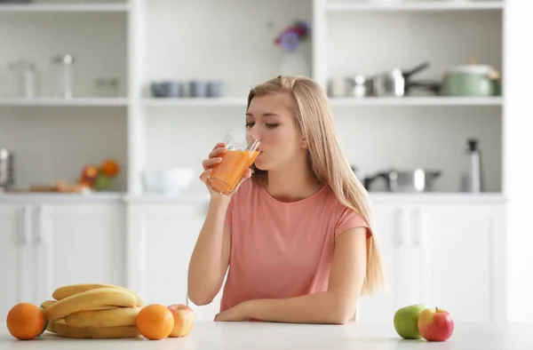 Genç kadın taze meyve suyu tatma — Stok fotoğraf