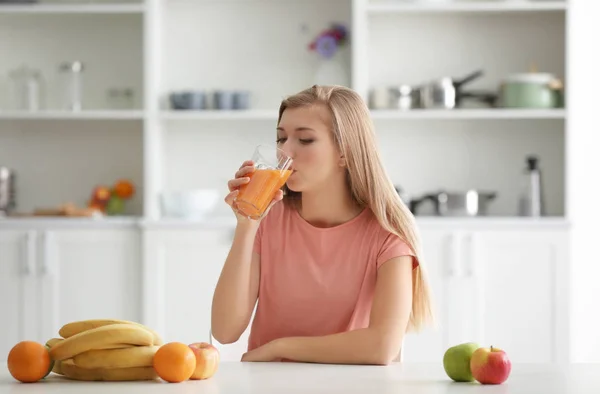 Fiatal nő ízű friss gyümölcslé — Stock Fotó