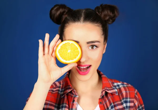 Bella giovane donna con arancione — Foto Stock