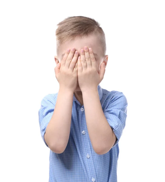 Kleine jongen die betrekking hebben op gezicht met handen — Stockfoto