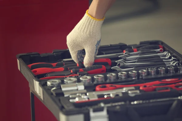 Auto mechanic selecting tools — Stock Photo, Image