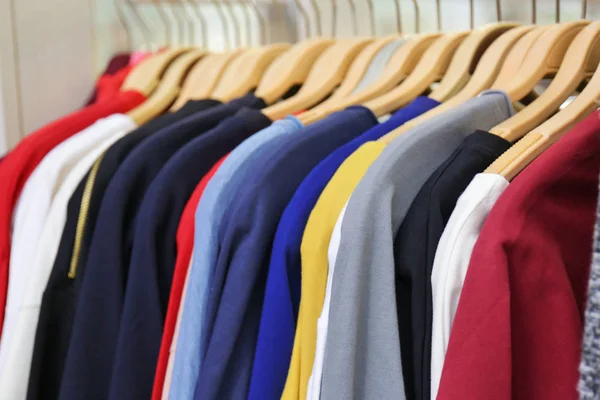 Verschiedene Kleidungsstücke auf Kleiderbügeln — Stockfoto