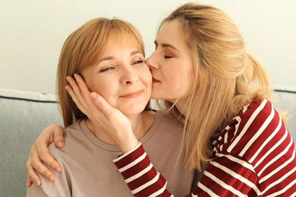 Feliz joven con madre — Foto de Stock