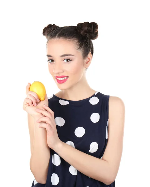 Piękna młoda kobieta z cytryną — Zdjęcie stockowe