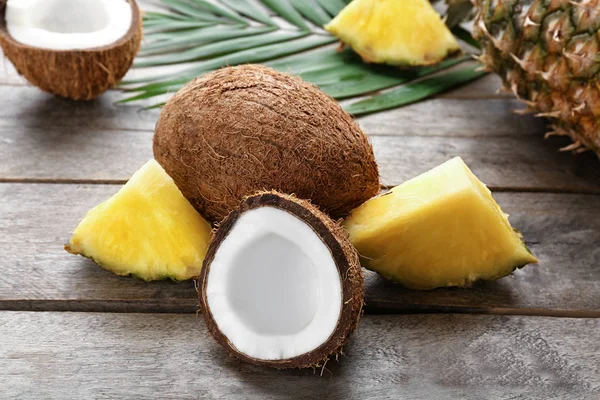 Tranches de noix de coco et d'ananas fraîches — Photo