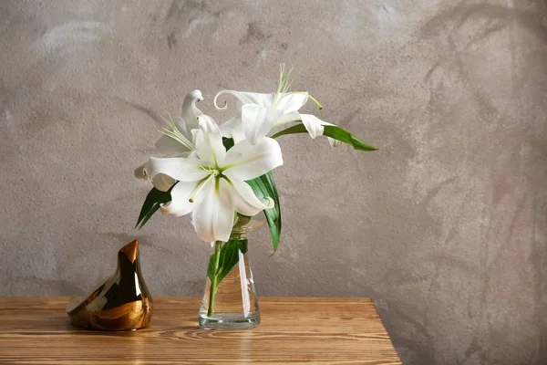 Стеклянная ваза с белыми лилиями — стоковое фото