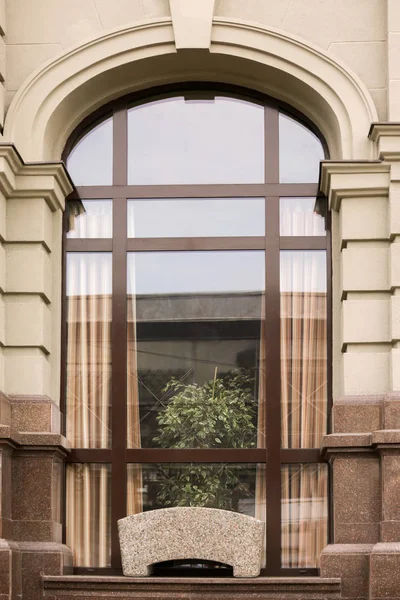 Arched window with redeveloped wall — Stock Photo, Image