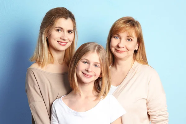 Linda chica con madre y abuela — Foto de Stock