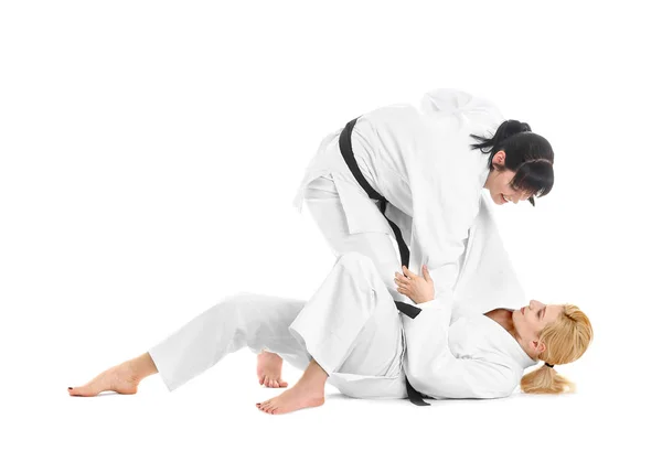 Жінки практикують бойові мистецтва — стокове фото