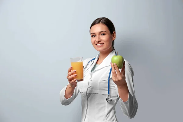 Jovem nutricionista feminina — Fotografia de Stock