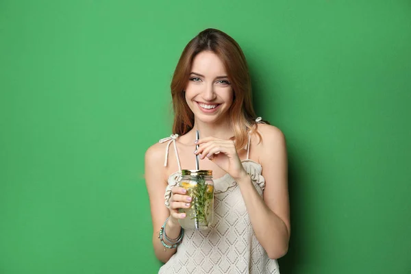 Beautiful young woman with lemonade — Stock Photo, Image