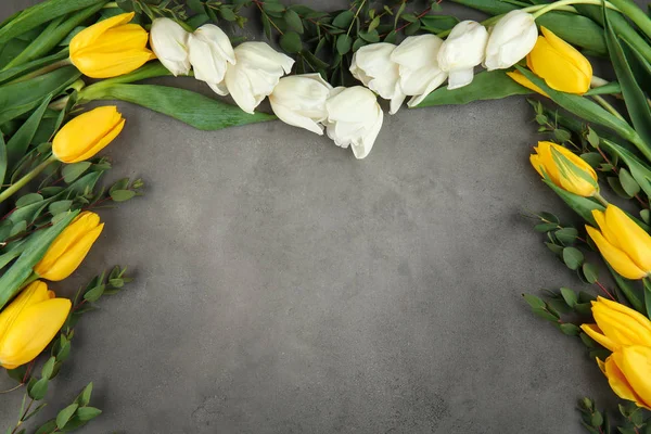 Gele en witte tulpen — Stockfoto