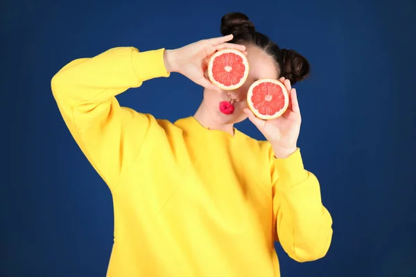 Vrouw met grapefruit helften — Stockfoto