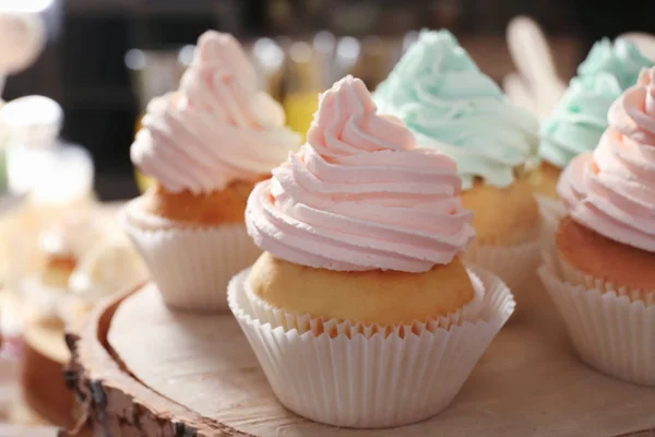 맛 있는 컵 케이크와 나무 스탠드 — 스톡 사진