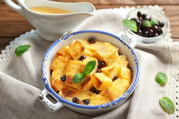 Bowl with delicious bread pudding — Stock Photo, Image