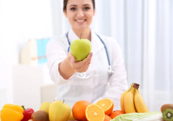 Nutricionista feminina com frutas diferentes — Fotografia de Stock