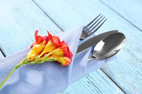 Cutlery set with folded napkin and flower — Stock Photo, Image