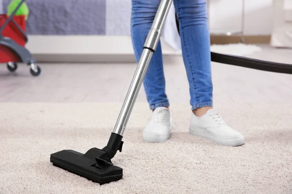 Woman cleaning carpet — Stock Photo, Image
