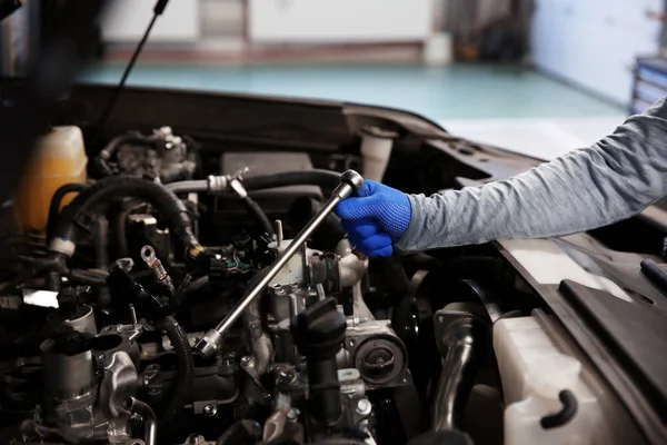 Mechaniker repariert Auto von Hand — Stockfoto