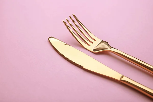 Tenedor y cuchillo sobre fondo de color — Foto de Stock