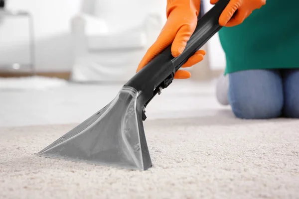 Woman cleaning carpet — Stock Photo, Image