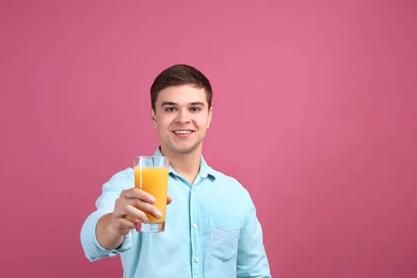 Νεαρός άνδρας πίνοντας χυμό — Φωτογραφία Αρχείου