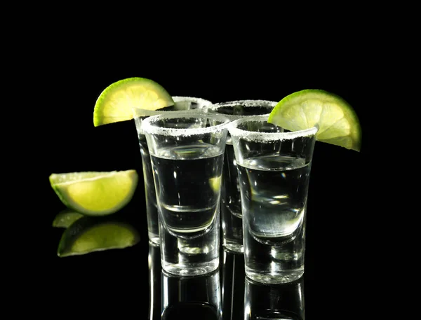 Tequila tiros com fatias de limão suculentas — Fotografia de Stock