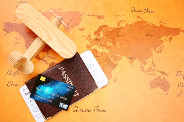 Tarjeta de crédito con pasaporte y billete — Foto de Stock