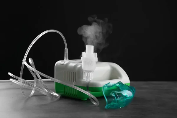 Kompressor nebulisatorn med mask — Stockfoto