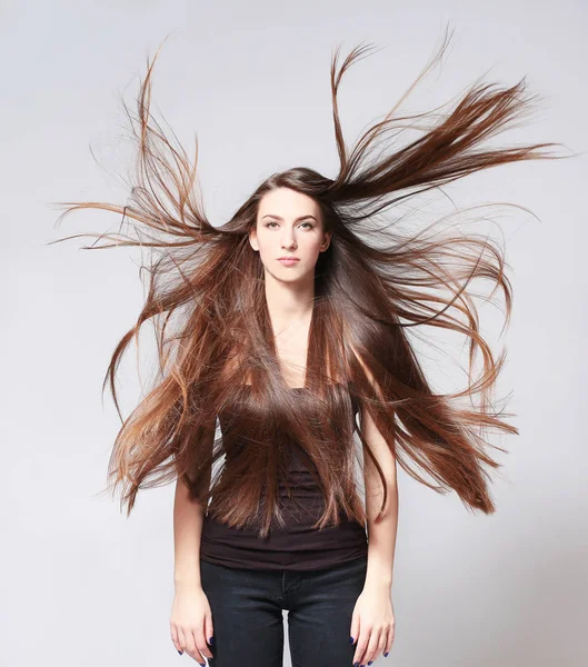 Mulher com cabelos longos e lisos — Fotografia de Stock