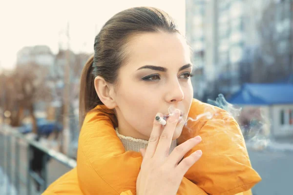 Joven mujer fumando cigarrillo — Foto de Stock