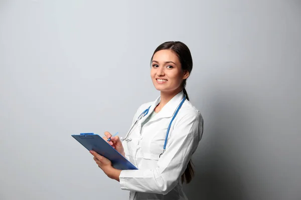 Jovem nutricionista feminina — Fotografia de Stock