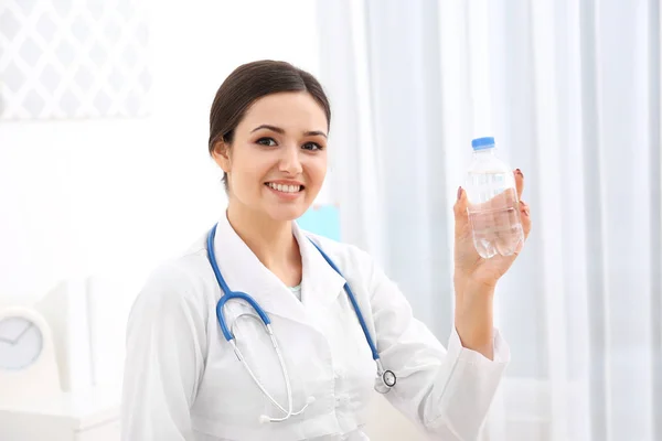 Jovem nutricionista feminina — Fotografia de Stock