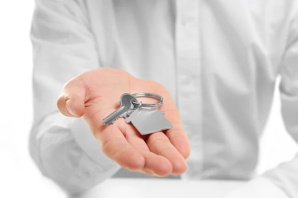 Hombre sosteniendo llave de casa —  Fotos de Stock