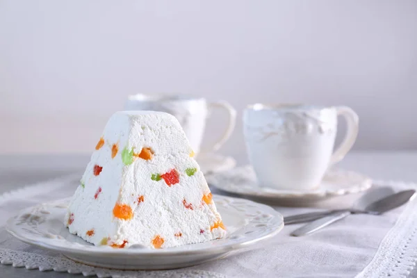 Традиционный творожный пасхальный торт с конфетами — стоковое фото