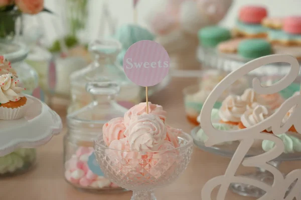 Doces saborosos na mesa — Fotografia de Stock