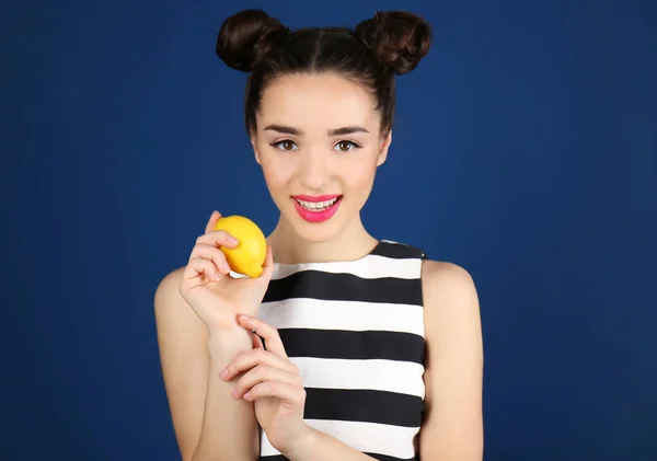 Piękna młoda kobieta z cytryną — Zdjęcie stockowe