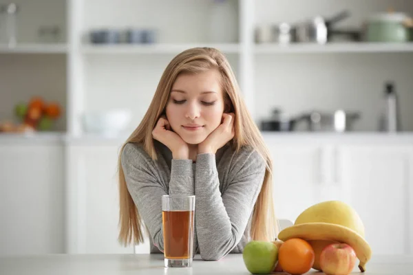 Mujer con vaso de jugo fresco —  Fotos de Stock