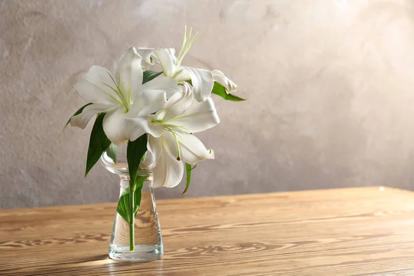 Glass vase with white lilies — Stock Photo, Image
