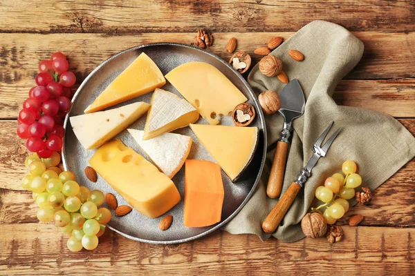 Vassoio con delizioso formaggio — Foto Stock