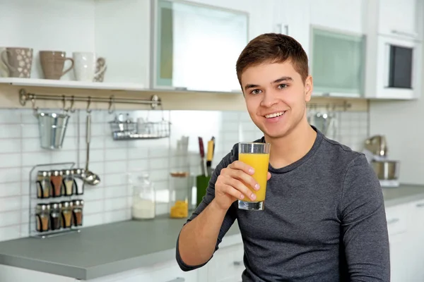 年轻男子喝果汁 — 图库照片
