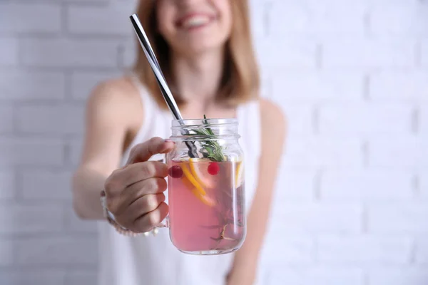 Jonge vrouw met limonade — Stockfoto