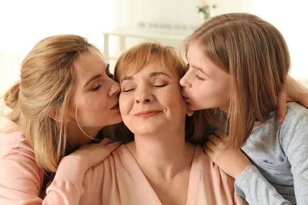 Mujer madura con familia — Foto de Stock