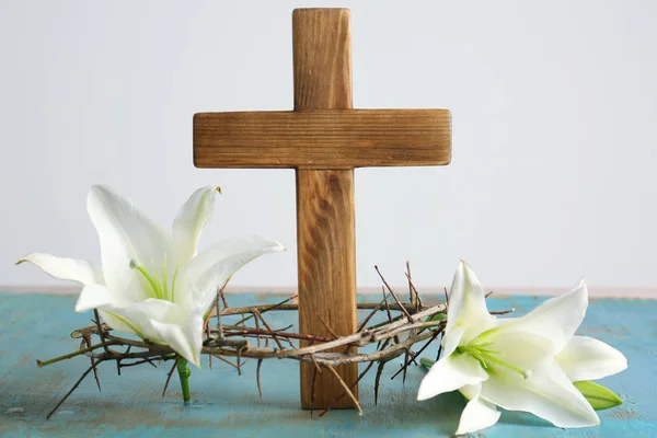 Cruz de madeira e lírio branco — Fotografia de Stock